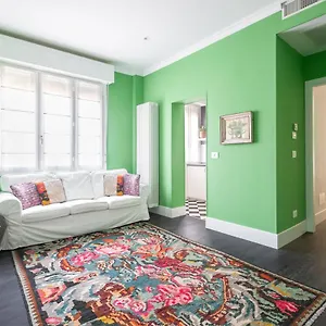 House Center Apartment